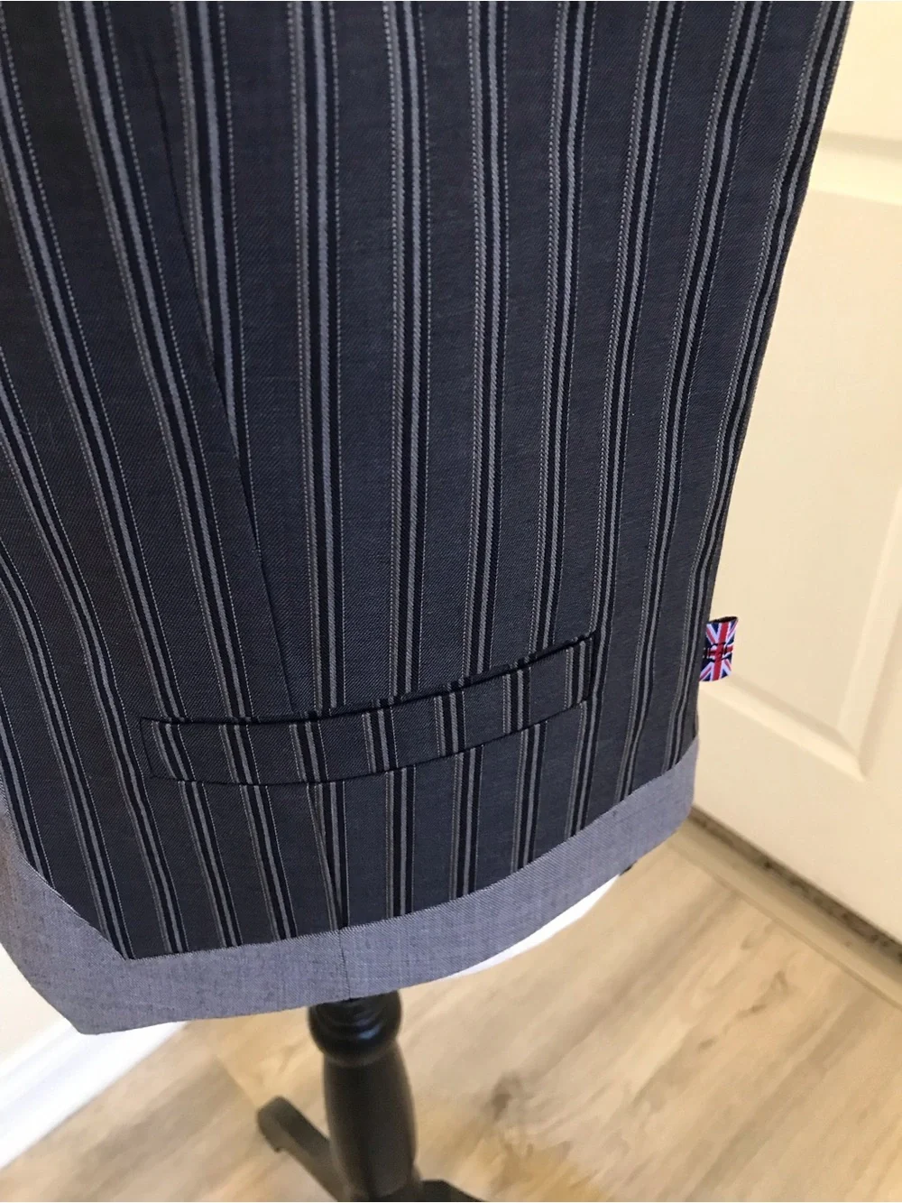 English Laundry Vest Striped Size Medium Embroidered Detailing Vest